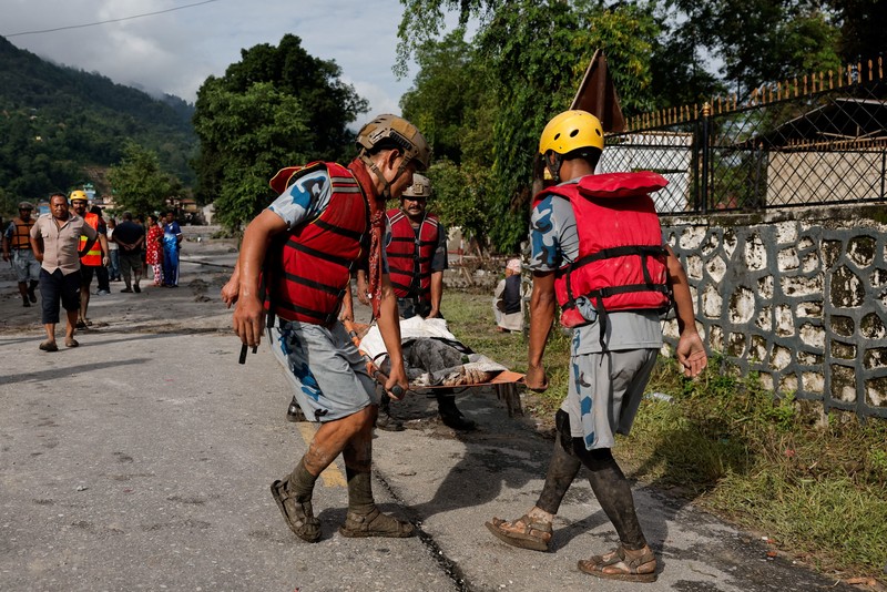 Tim penyelamat bergegas untuk mencari ratusan orang yang hilang di perbatasan Nepal-Tibet akibat banjir bandang dan tanah longsor yang menewaskan sedikitnya 160 orang, Kamis (27/8/2026). (REUTERS/Navesh Chitrakar)