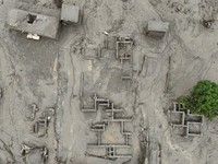 Tim penyelamat bergegas untuk mencari ratusan orang yang hilang di perbatasan Nepal-Tibet akibat banjir bandang dan tanah longsor yang menewaskan sedikitnya 160 orang, Kamis (27/8/2026). (REUTERS/Navesh Chitrakar)