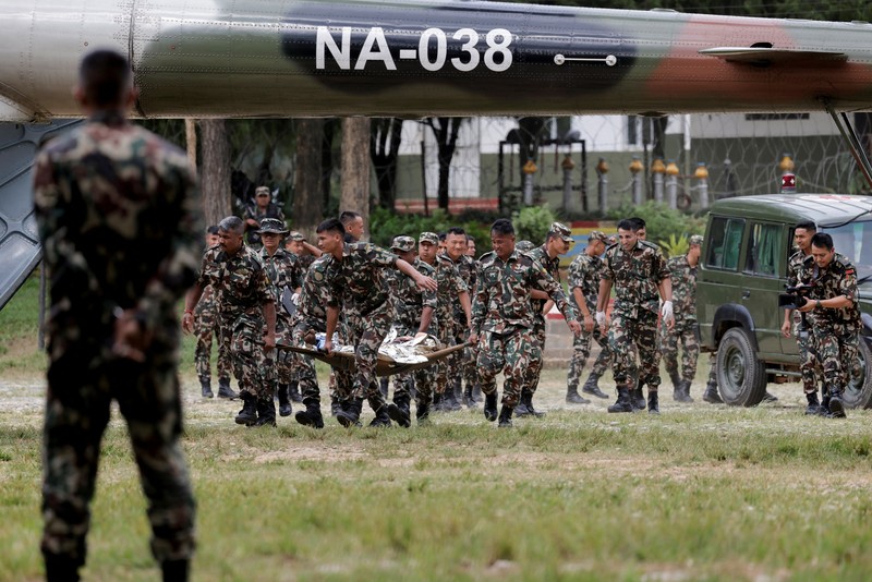 Tim penyelamat bergegas untuk mencari ratusan orang yang hilang di perbatasan Nepal-Tibet akibat banjir bandang dan tanah longsor yang menewaskan sedikitnya 160 orang, Kamis (27/8/2026). (REUTERS/Navesh Chitrakar)