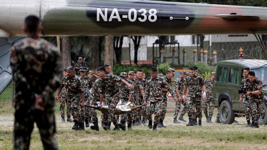 Tim penyelamat bergegas untuk mencari ratusan orang yang hilang di perbatasan Nepal-Tibet akibat banjir bandang dan tanah longsor yang menewaskan sedikitnya 160 orang, Kamis (27/8/2026). (REUTERS/Navesh Chitrakar)
