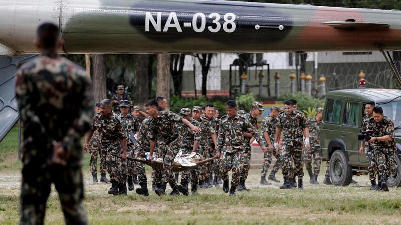 Tim penyelamat bergegas untuk mencari ratusan orang yang hilang di perbatasan Nepal-Tibet akibat banjir bandang dan tanah longsor yang menewaskan sedikitnya 160 orang, Kamis (27/8/2026). (REUTERS/Navesh Chitrakar)