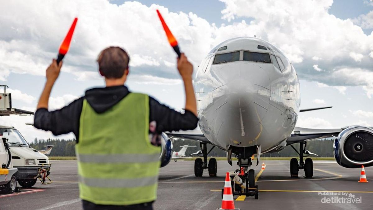 Jangan Remehkan Tukang Parkir Pesawat, Pilot Harus Patuhi Aba-abanya