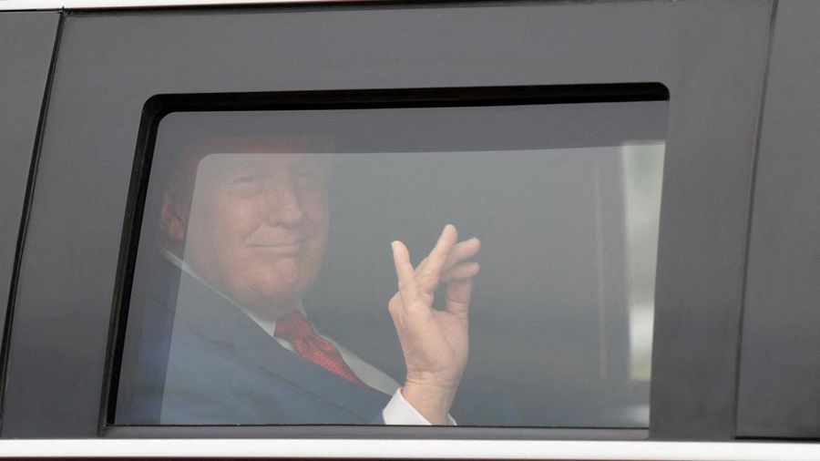 U.S. President Donald Trump gestures from inside a vehicle as he arrives in Geneva, Ohio, U.S., August 11, 2026. REUTERS/Kylie Cooper     TPX IMAGES OF THE DAY