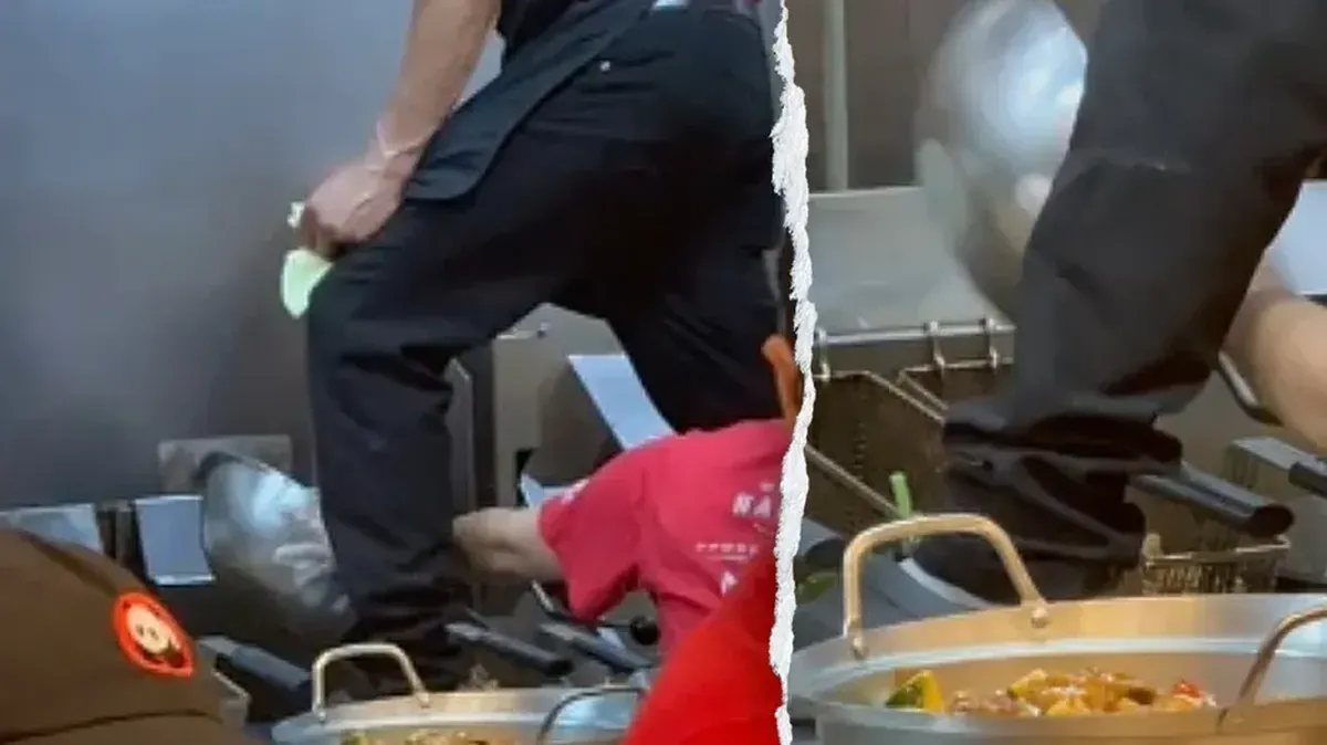 Viral! Pegawai Resto Berdiri di Area Penggorengan Saat Makanan Dimasak