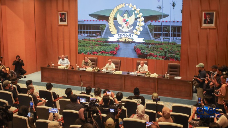 Wakil Ketua DPR RI Sufmi Dasco Ahmad, Cucun Ahmad Syamsurijal, dan Saan Mustopa menerima perwakilan Aliansi Masyarakat Pati Bersatu (AMPB) di Ruang Abdul Muis, Gedung Nusantara, Kompleks Parlemen Senayan, Jakarta, Kamis (27/8/2026). (CNBC Indonesia/Faisal Rahman)