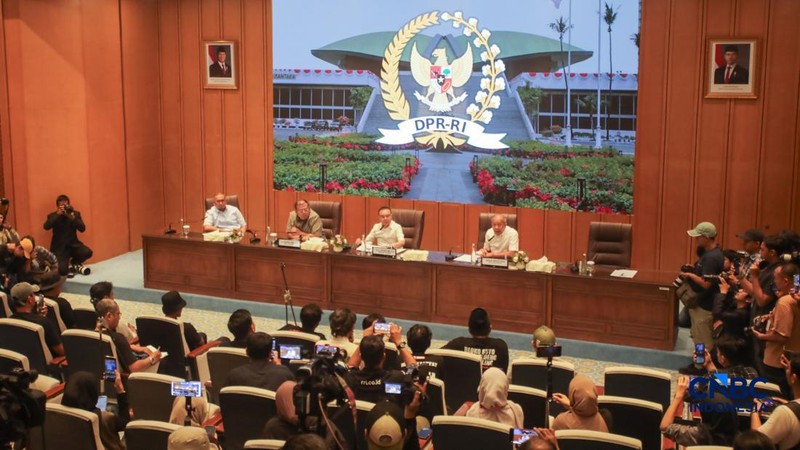 Wakil Ketua DPR RI Sufmi Dasco Ahmad, Cucun Ahmad Syamsurijal, dan Saan Mustopa menerima perwakilan Aliansi Masyarakat Pati Bersatu (AMPB) di Ruang Abdul Muis, Gedung Nusantara, Kompleks Parlemen Senayan, Jakarta, Kamis (27/8/2026). (CNBC Indonesia/F