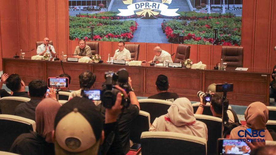 Wakil Ketua DPR RI Sufmi Dasco Ahmad, Cucun Ahmad Syamsurijal, dan Saan Mustopa menerima perwakilan Aliansi Masyarakat Pati Bersatu (AMPB) di Ruang Abdul Muis, Gedung Nusantara, Kompleks Parlemen Senayan, Jakarta, Kamis (27/8/2026). (CNBC Indonesia/F