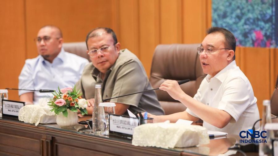 Wakil Ketua DPR RI Sufmi Dasco Ahmad, Cucun Ahmad Syamsurijal, dan Saan Mustopa menerima perwakilan Aliansi Masyarakat Pati Bersatu (AMPB) di Ruang Abdul Muis, Gedung Nusantara, Kompleks Parlemen Senayan, Jakarta, Kamis (27/8/2026). (CNBC Indonesia/F