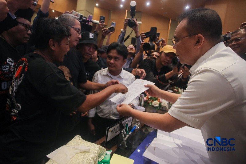 Wakil Ketua DPR RI Sufmi Dasco Ahmad, Cucun Ahmad Syamsurijal, dan Saan Mustopa menerima perwakilan Aliansi Masyarakat Pati Bersatu (AMPB) di Ruang Abdul Muis, Gedung Nusantara, Kompleks Parlemen Senayan, Jakarta, Kamis (27/8/2026). (CNBC Indonesia/Faisal Rahman)