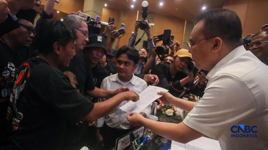 Wakil Ketua DPR RI Sufmi Dasco Ahmad, Cucun Ahmad Syamsurijal, dan Saan Mustopa menerima perwakilan Aliansi Masyarakat Pati Bersatu (AMPB) di Ruang Abdul Muis, Gedung Nusantara, Kompleks Parlemen Senayan, Jakarta, Kamis (27/8/2026). (CNBC Indonesia/F