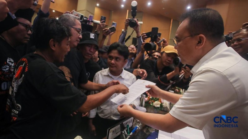 Wakil Ketua DPR RI Sufmi Dasco Ahmad, Cucun Ahmad Syamsurijal, dan Saan Mustopa menerima perwakilan Aliansi Masyarakat Pati Bersatu (AMPB) di Ruang Abdul Muis, Gedung Nusantara, Kompleks Parlemen Senayan, Jakarta, Kamis (27/8/2026). (CNBC Indonesia/F