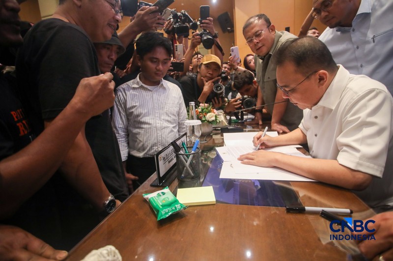 Wakil Ketua DPR RI Sufmi Dasco Ahmad, Cucun Ahmad Syamsurijal, dan Saan Mustopa menerima perwakilan Aliansi Masyarakat Pati Bersatu (AMPB) di Ruang Abdul Muis, Gedung Nusantara, Kompleks Parlemen Senayan, Jakarta, Kamis (27/8/2026). (CNBC Indonesia/Faisal Rahman)