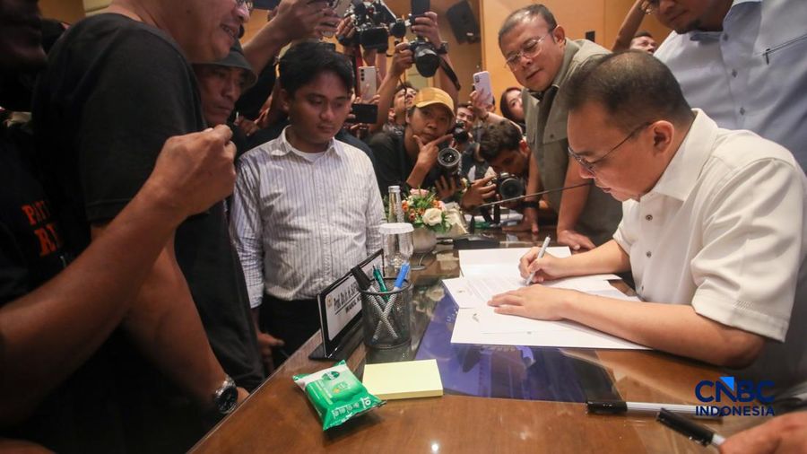 Wakil Ketua DPR RI Sufmi Dasco Ahmad, Cucun Ahmad Syamsurijal, dan Saan Mustopa menerima perwakilan Aliansi Masyarakat Pati Bersatu (AMPB) di Ruang Abdul Muis, Gedung Nusantara, Kompleks Parlemen Senayan, Jakarta, Kamis (27/8/2026). (CNBC Indonesia/F