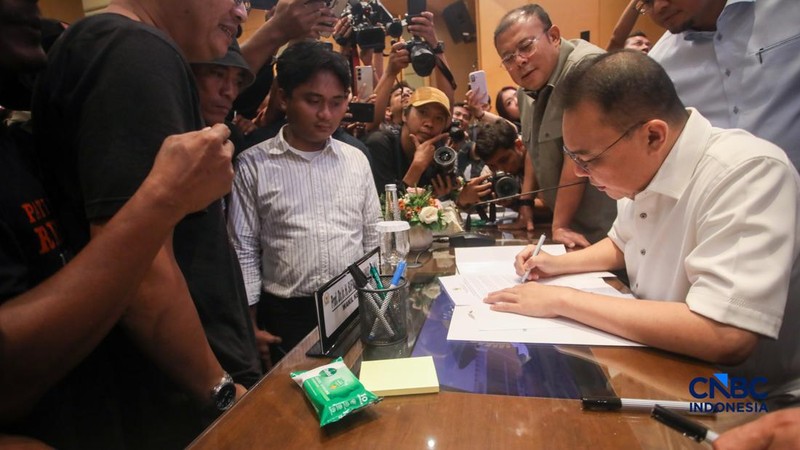 Wakil Ketua DPR RI Sufmi Dasco Ahmad, Cucun Ahmad Syamsurijal, dan Saan Mustopa menerima perwakilan Aliansi Masyarakat Pati Bersatu (AMPB) di Ruang Abdul Muis, Gedung Nusantara, Kompleks Parlemen Senayan, Jakarta, Kamis (27/8/2026). (CNBC Indonesia/F