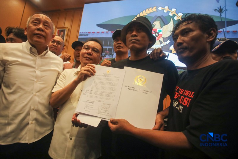 Wakil Ketua DPR RI Sufmi Dasco Ahmad, Cucun Ahmad Syamsurijal, dan Saan Mustopa menerima perwakilan Aliansi Masyarakat Pati Bersatu (AMPB) di Ruang Abdul Muis, Gedung Nusantara, Kompleks Parlemen Senayan, Jakarta, Kamis (27/8/2026). (CNBC Indonesia/Faisal Rahman)