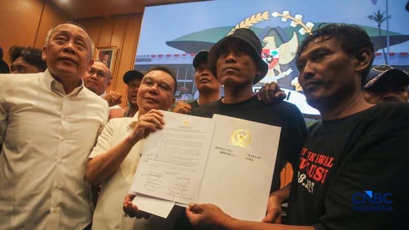Wakil Ketua DPR RI Sufmi Dasco Ahmad, Cucun Ahmad Syamsurijal, dan Saan Mustopa menerima perwakilan Aliansi Masyarakat Pati Bersatu (AMPB) di Ruang Abdul Muis, Gedung Nusantara, Kompleks Parlemen Senayan, Jakarta, Kamis (27/8/2026). (CNBC Indonesia/F