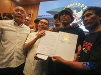 Wakil Ketua DPR RI Sufmi Dasco Ahmad, Cucun Ahmad Syamsurijal, dan Saan Mustopa menerima perwakilan Aliansi Masyarakat Pati Bersatu (AMPB) di Ruang Abdul Muis, Gedung Nusantara, Kompleks Parlemen Senayan, Jakarta, Kamis (27/8/2026). (CNBC Indonesia/F
