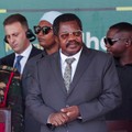 Wakil Presiden Tanzania Emmanuel Nchimbi menghadiri peresmian proyek pembangkit listrik tenaga air berkapasitas 2.115 MW di Pembangkit Listrik Tenaga Air Julius Nyerere di Sungai Rufiji, Tanzania timur, pada 22 Agustus 2026. (REUTERS/Emmanuel Herman)