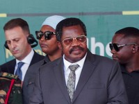 Wakil Presiden Tanzania Emmanuel Nchimbi menghadiri peresmian proyek pembangkit listrik tenaga air berkapasitas 2.115 MW di Pembangkit Listrik Tenaga Air Julius Nyerere di Sungai Rufiji, Tanzania timur, pada 22 Agustus 2026. (REUTERS/Emmanuel Herman)