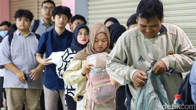 Antusias Pencari Kerja Berburu Lowongan di Job Fair 