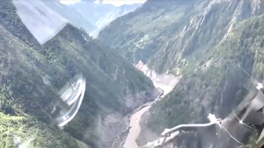 Foto udara menunjukkan kerusakan akibat banjir bandang dan tanah longsor di Daerah Otonomi Tibet, China, Kamis (27/8/2026). (Tangkapan Layar Video/REUTERS)