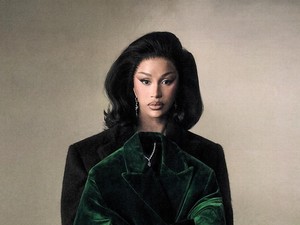 Pulang Kampung, Cardi B Tetap Ngepel Rumah Nenek di Republik Dominika