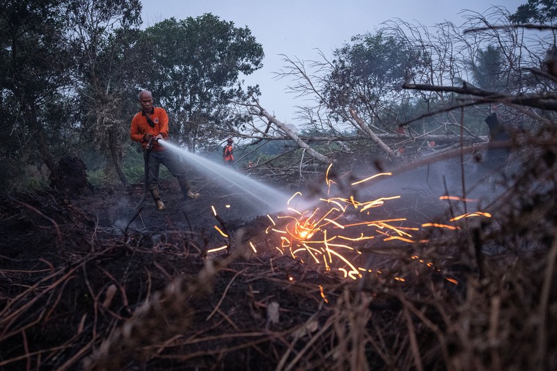 Tampilan dari drone yang memperlihatkan kapal-kapal di Sungai Kapuas saat kabut asap akibat kebakaran hutan menyelimuti wilayah tersebut di Pontianak, Provinsi Kalimantan Barat, Indonesia, pada 27 Agustus 2026. (REUTERS/Willy Kurniawan)