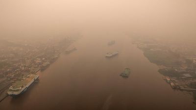Kabut Asap Pekat Selimuti Aktivitas Warga Pontianak