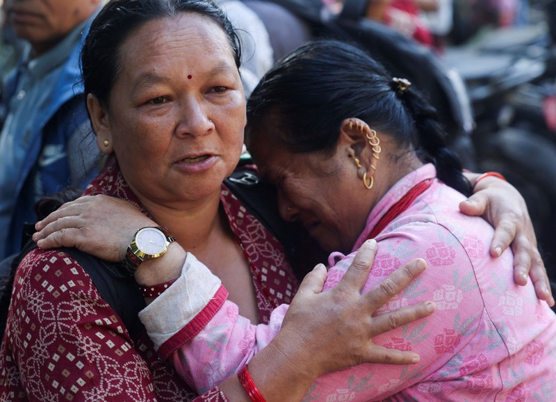 Seorang perempuan yang terdampak banjir bandang dan tanah longsor tiba di Barak Maithali, sebuah pusat pelatihan militer, di Trishuli, Distrik Nuwakot, Nepal, pada 28 Agustus 2026. (REUTERS/Navesh Chitrakar)