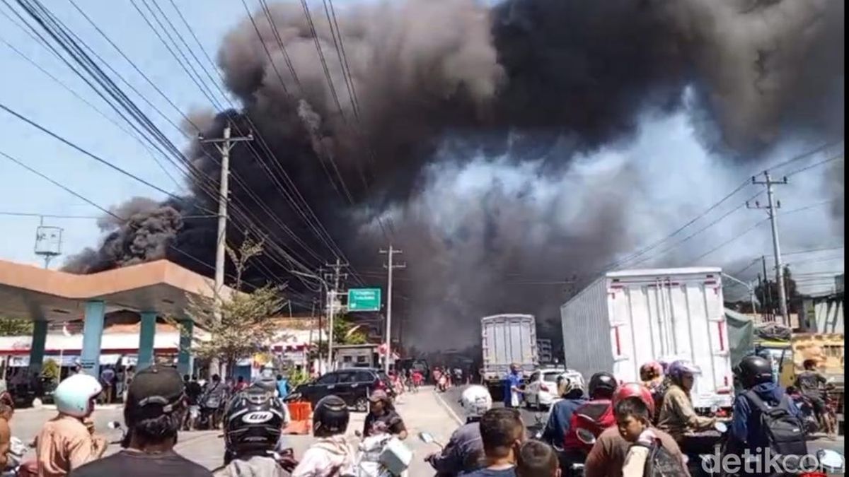 Pabrik Cetakan Alas Sepatu di Brebes Terbakar Siang Ini