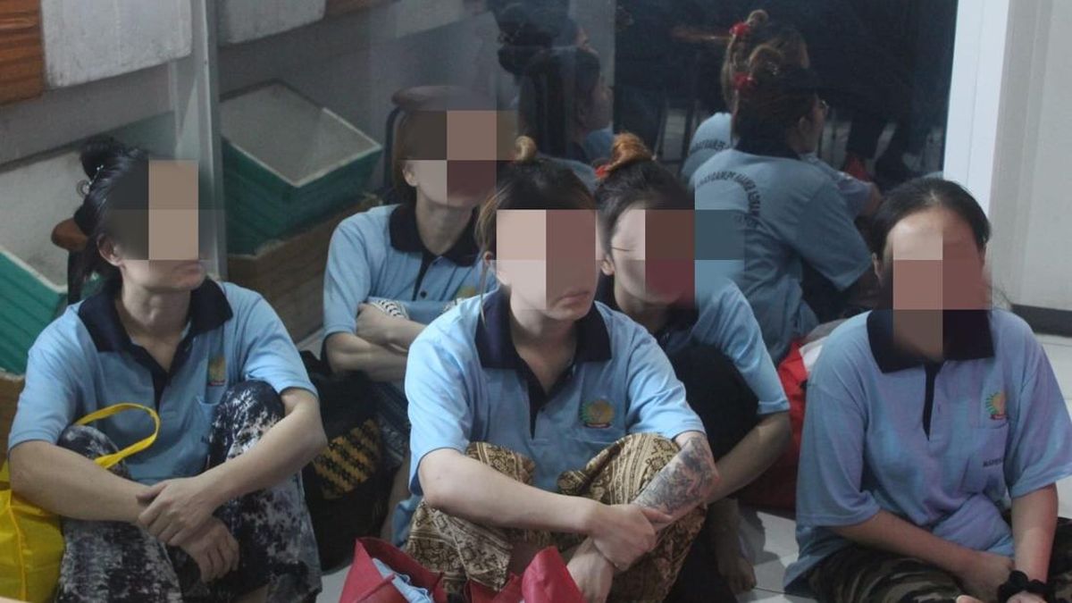 Lima WNA Sindikat Love Scamming Dilimpahkan ke Rutan Perempuan Surabaya