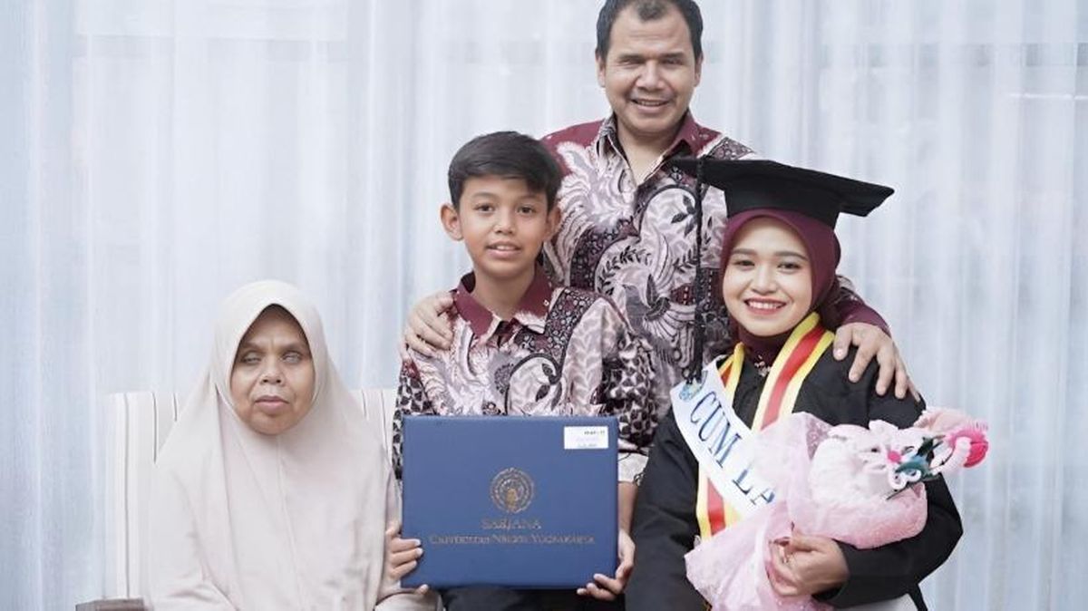 Perjuangan Yosi Anak Pasangan Tunanetra Raih IPK 3,81 di UNY