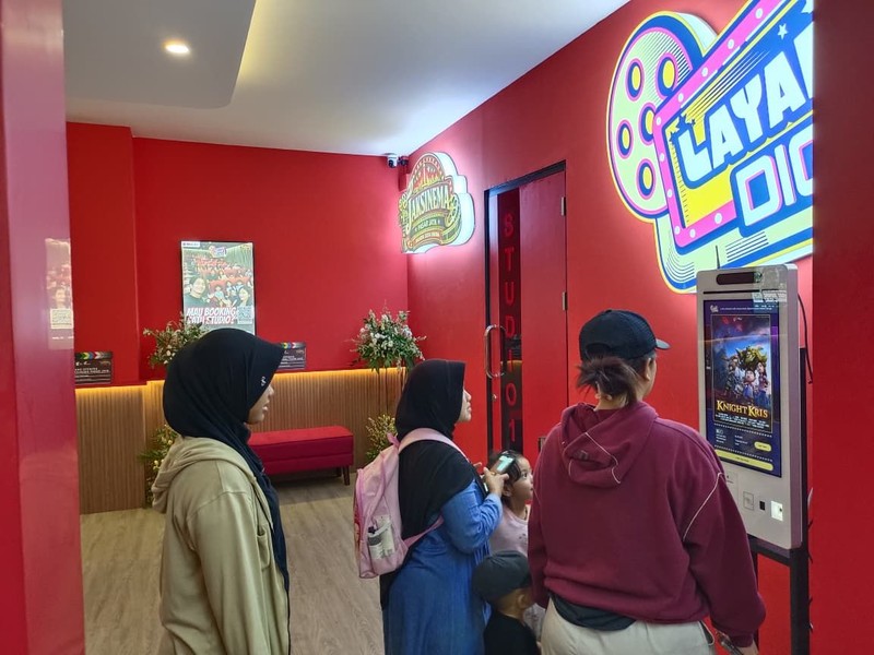 Melihat langsung bioskop viral di tengah pasar, Jaksinema Pasar Rumput, Jakarta Selatan, Jumat (28/8/2026). (CNBC Indonesia/Martyasari RIzky)
