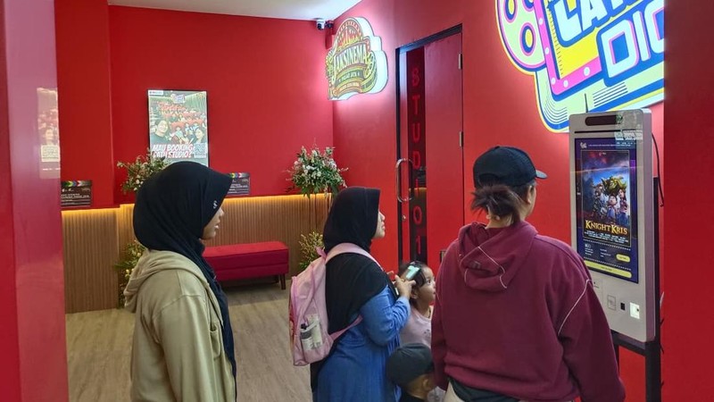 Melihat langsung bioskop viral di tengah pasar, Jaksinema Pasar Rumput, Jakarta Selatan, Jumat (28/8/2026). (CNBC Indonesia/Martyasari RIzky)