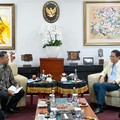 Menteri Keuangan (Menkeu) Purbaya Yudhi Sadewa menerima Kepala Badan Gizi Nasional Sudaryono bersama timnya datang untuk menyampaikan laporan terkait pelaksanaan program Makan Bergizi Gratis (MBG) yang saat ini sedang dalam proses perbaikan tata kelo
