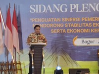 Menteri Koordinator Bidang Perekonomian Airlangga Hartarto dalam acara Sidang Pleno ISEI XXV & Seminar Nasional ISEI 2026, Kamis (27/08).