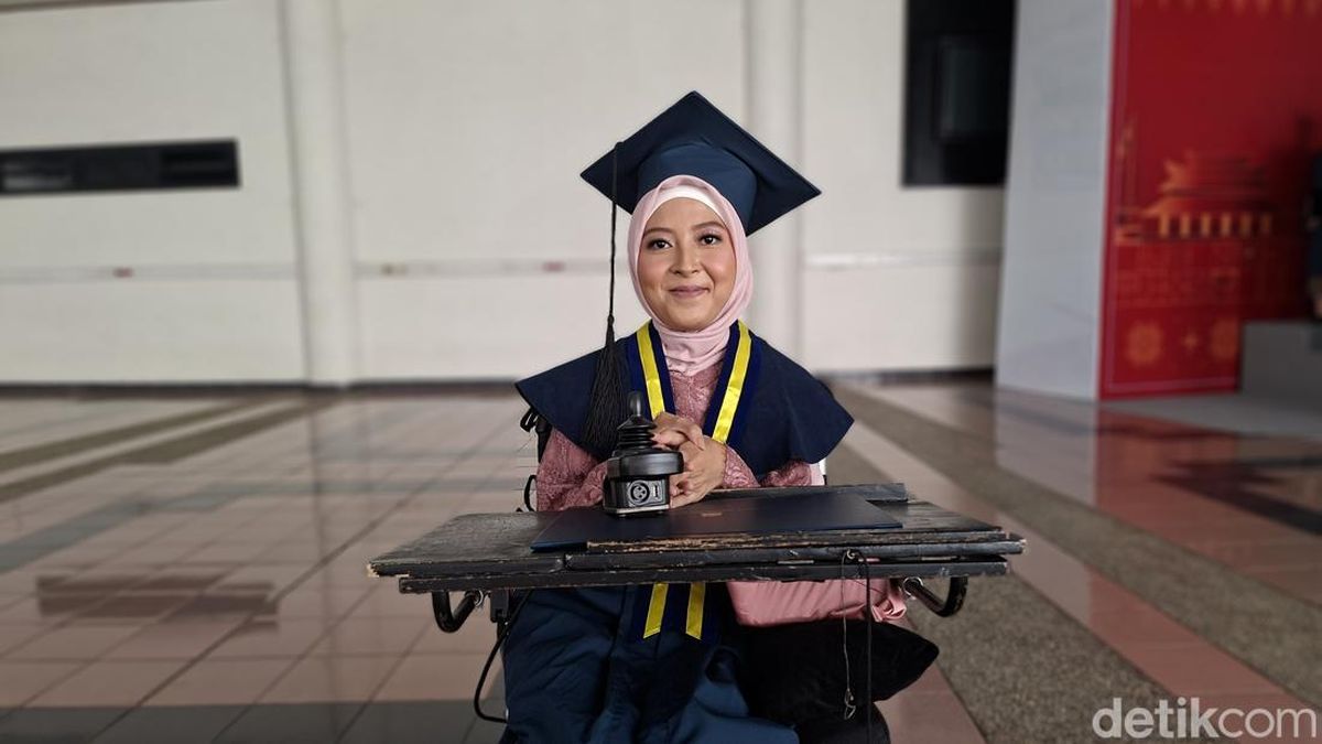 Semangat Natasha Raih Gelar Sarjana di ITB dari Atas Kursi Roda