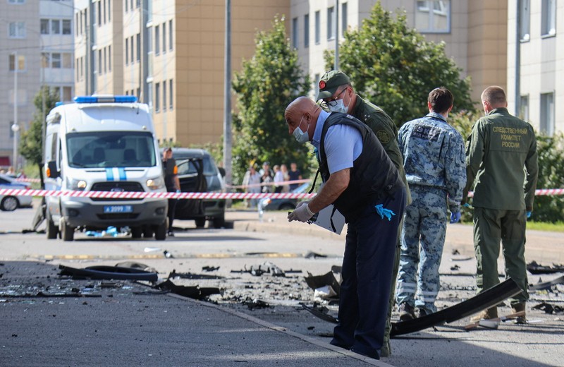 Para penyidik ​​bekerja di lokasi ledakan mobil yang menewaskan seorang anggota militer Rusia, di Saint Petersburg, Rusia, Kamis (27/8/2026). (REUTERS/Stringer)
