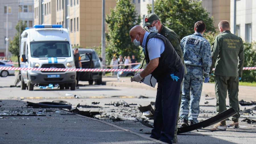 Para penyidik ​​bekerja di lokasi ledakan mobil yang menewaskan seorang anggota militer Rusia, di Saint Petersburg, Rusia, Kamis (27/8/2026). (REUTERS/Stringer)