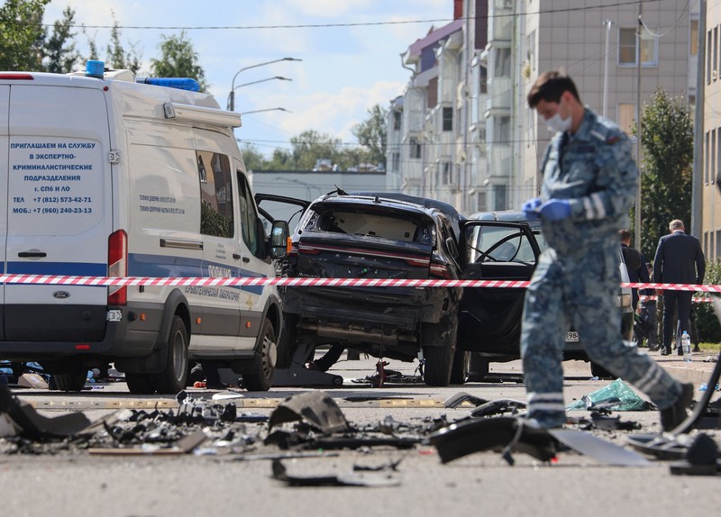 Para penyidik ​​bekerja di lokasi ledakan mobil yang menewaskan seorang anggota militer Rusia, di Saint Petersburg, Rusia, Kamis (27/8/2026). (REUTERS/Stringer)