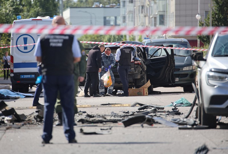 Para penyidik ​​bekerja di lokasi ledakan mobil yang menewaskan seorang anggota militer Rusia, di Saint Petersburg, Rusia, Kamis (27/8/2026). (REUTERS/Stringer)