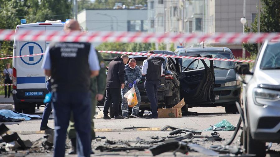 Para penyidik ​​bekerja di lokasi ledakan mobil yang menewaskan seorang anggota militer Rusia, di Saint Petersburg, Rusia, Kamis (27/8/2026). (REUTERS/Stringer)