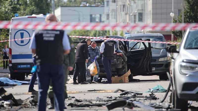 Para penyidik ​​bekerja di lokasi ledakan mobil yang menewaskan seorang anggota militer Rusia, di Saint Petersburg, Rusia, Kamis (27/8/2026). (REUTERS/Stringer)