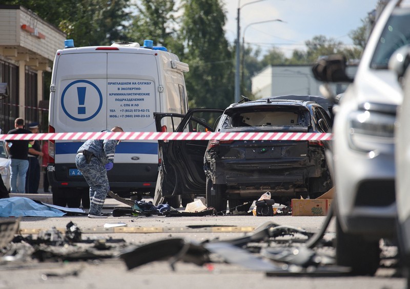 Para penyidik ​​bekerja di lokasi ledakan mobil yang menewaskan seorang anggota militer Rusia, di Saint Petersburg, Rusia, Kamis (27/8/2026). (REUTERS/Stringer)