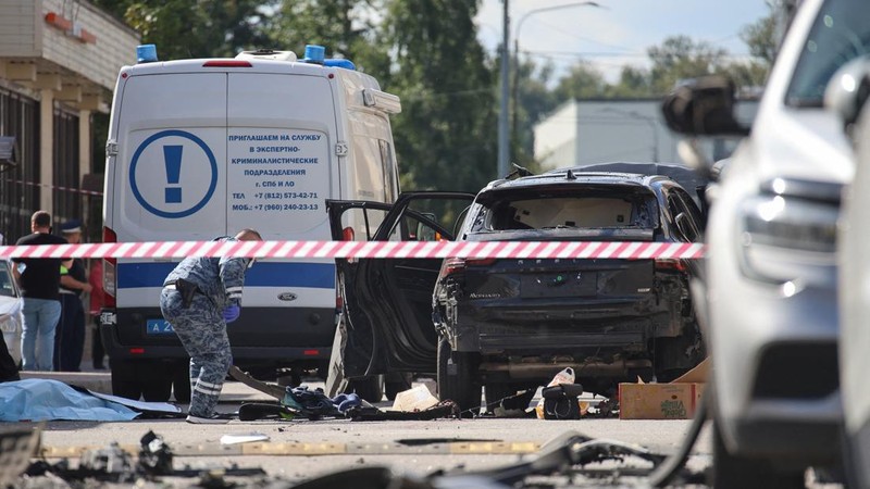 Para penyidik ​​bekerja di lokasi ledakan mobil yang menewaskan seorang anggota militer Rusia, di Saint Petersburg, Rusia, Kamis (27/8/2026). (REUTERS/Stringer)