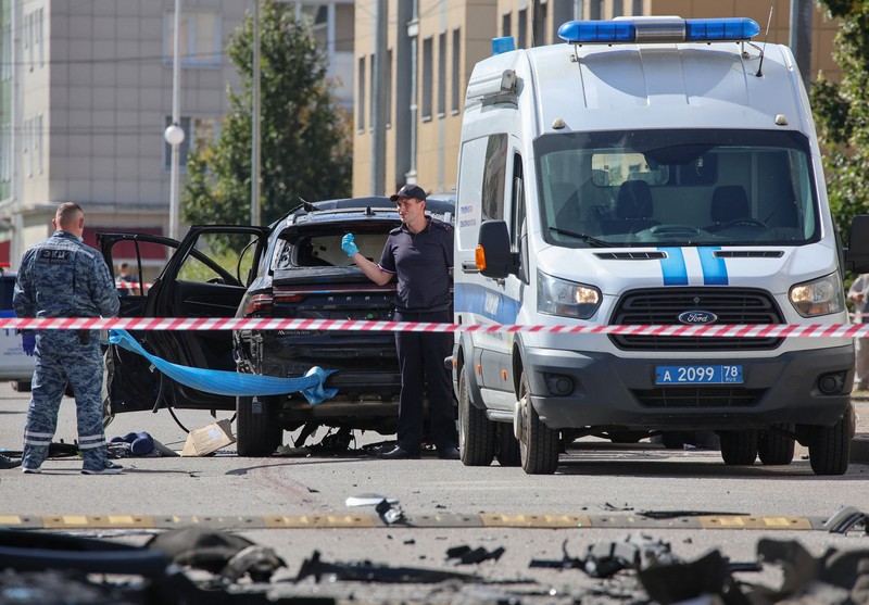 Para penyidik ​​bekerja di lokasi ledakan mobil yang menewaskan seorang anggota militer Rusia, di Saint Petersburg, Rusia, Kamis (27/8/2026). (REUTERS/Stringer)