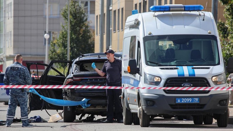 Para penyidik ​​bekerja di lokasi ledakan mobil yang menewaskan seorang anggota militer Rusia, di Saint Petersburg, Rusia, Kamis (27/8/2026). (REUTERS/Stringer)