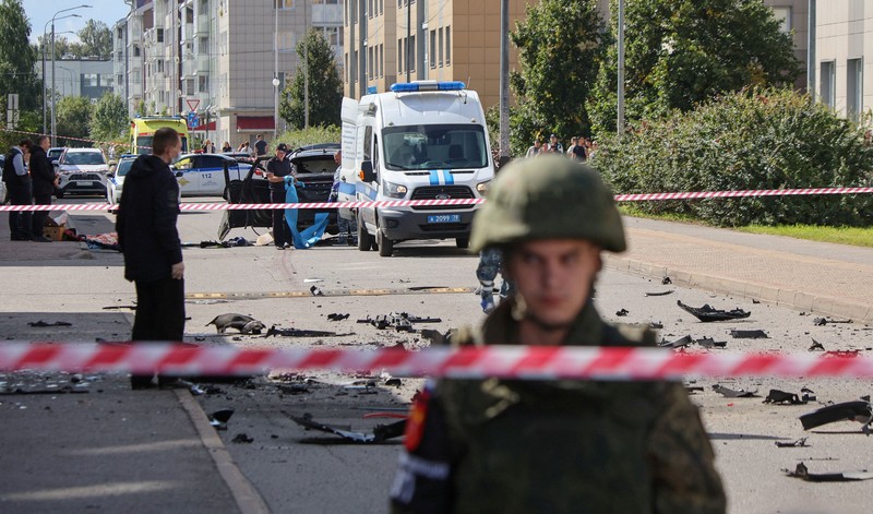 Para penyidik ​​bekerja di lokasi ledakan mobil yang menewaskan seorang anggota militer Rusia, di Saint Petersburg, Rusia, Kamis (27/8/2026). (REUTERS/Stringer)