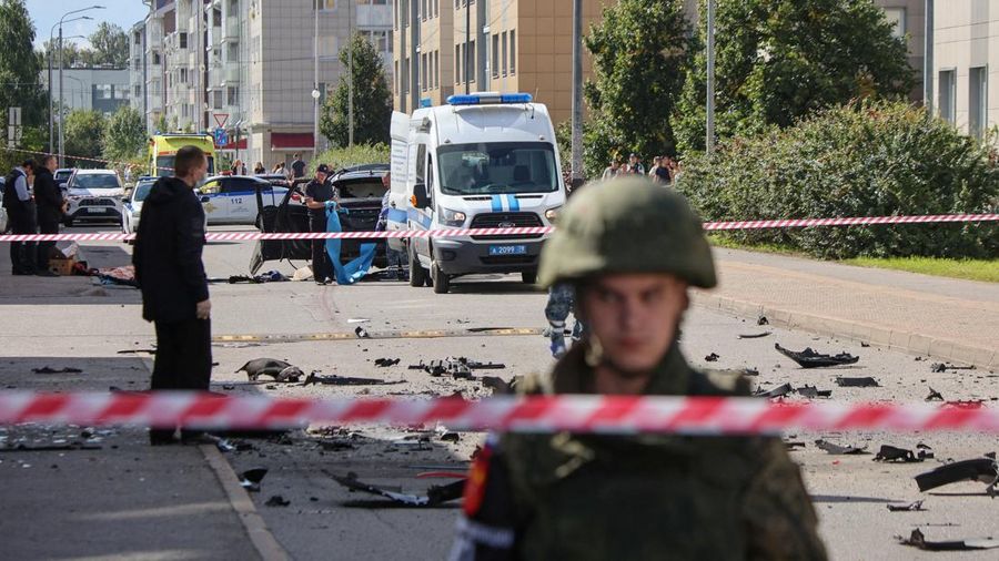 Para penyidik ​​bekerja di lokasi ledakan mobil yang menewaskan seorang anggota militer Rusia, di Saint Petersburg, Rusia, Kamis (27/8/2026). (REUTERS/Stringer)