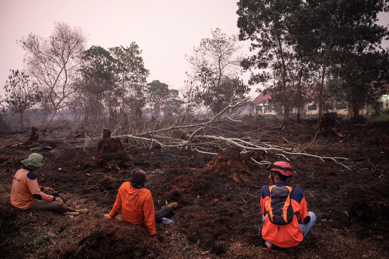 Tampilan dari drone yang memperlihatkan kapal-kapal di Sungai Kapuas saat kabut asap akibat kebakaran hutan menyelimuti wilayah tersebut di Pontianak, Provinsi Kalimantan Barat, Indonesia, pada 27 Agustus 2026. (REUTERS/Willy Kurniawan)